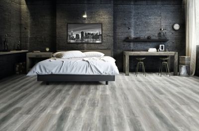 Schlafzimmer mit grauem Laminatboden